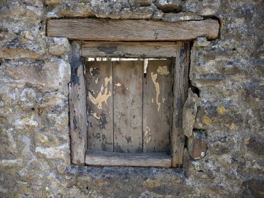 Terk edilmiş eski bir evin penceresine tahta çakılmış.