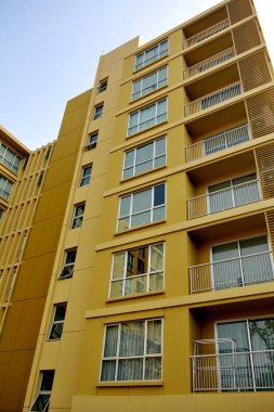 Açık mavi gökyüzüne karşı bir apartmanın genel mimari ayrıntıları