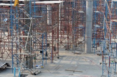 Bangkok 'ta yeni bir alışveriş merkezinin şantiyesinde yapı iskelesi.