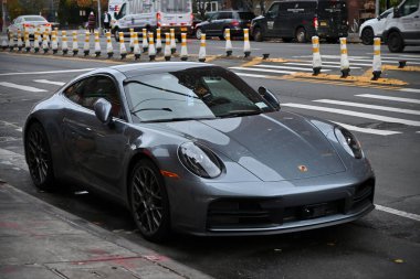 Porsche 911 Carrera, 22 Kasım 2023 'te ABD' nin New York şehrinde Manhattan caddesinde park halinde görüldü..