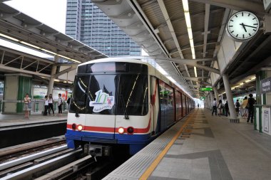 29 Mayıs 2010 'da Tayland' ın Bangkok kentinde bir BTS Skytrain istasyonu bulunmaktadır. Yükseltilmiş demiryolu ağının her treni 1000 'den fazla yolcu taşıyabilir..