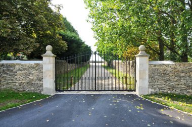 Eski taştan bir duvarın dış görünüşü, bir kır evinin girişi ve girişi.