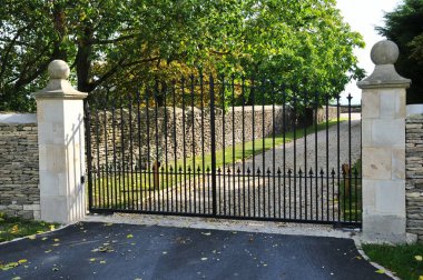 Eski taştan bir duvarın dış görünüşü, bir kır evinin girişi ve girişi.