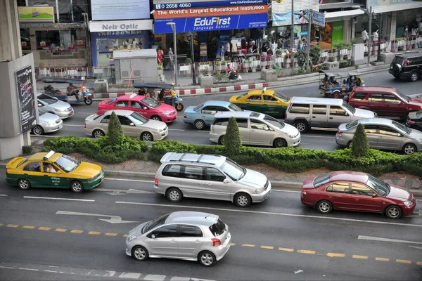 22 Mayıs 2019 'da Bangkok, Tayland' da yoğun bir şehir merkezi yolunda trafik hareket ediyor. Her yıl 150.000 yeni araba, trafik sıkışıklığıyla ünlü Tayland başkentinin yoğun caddelerine katılıyor..