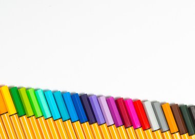 İzole renkli kalemler 