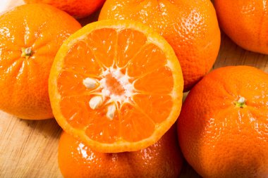  mandalina ahşap tahta üzerinde