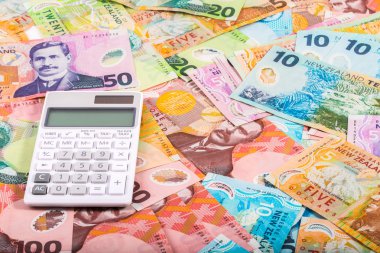 Yeni Zelanda para biriminde hesap makinesi ve dolar faturaları