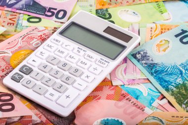 Yeni Zelanda para biriminde hesap makinesi ve dolar faturaları