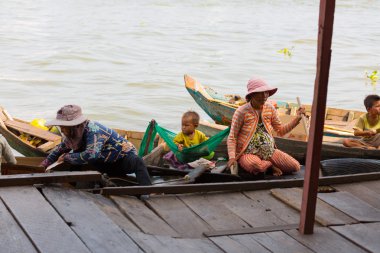 Kamboçyalılar Tonle Sap Gölü'nde yaşıyor.