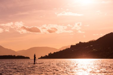 genç erkek bir paddleboard su bendi kapağı