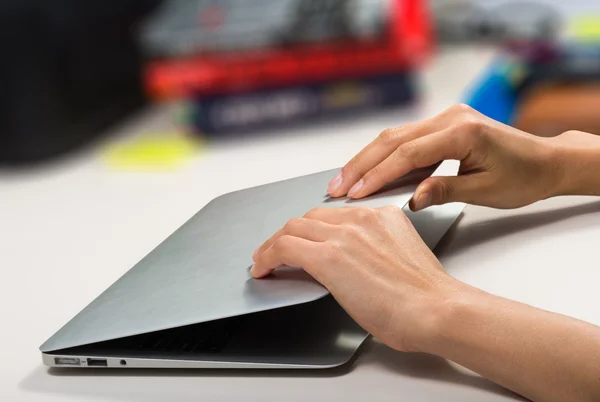 Kapanış/onu laptop açılış kadın
