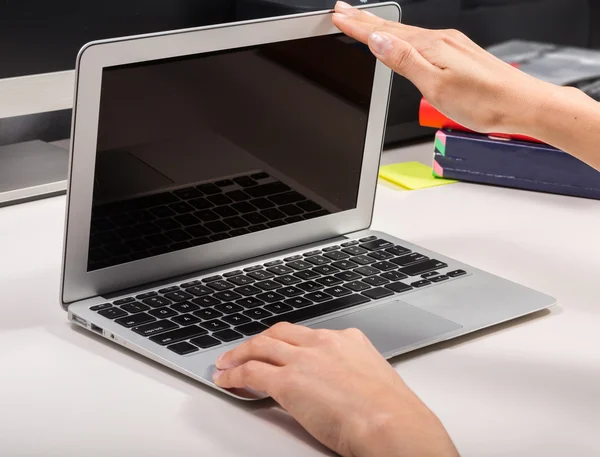 Женщина закрывает / открывает свой ноутбук — стоковое фото