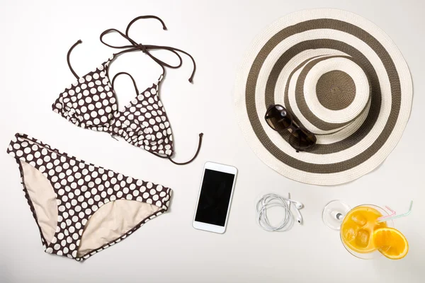 Collage van vrouw kleding en accessoires op wit wordt geïsoleerd — Stockfoto