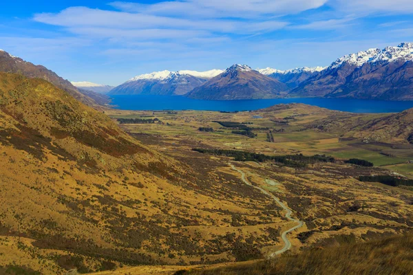 Vista aérea da estrada ao longo do Lago Wakatipu , — Fotografia de Stock