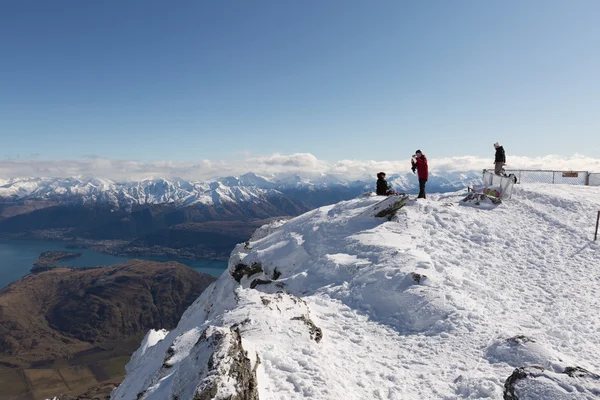 Lyžaři a snowboardisté si pohled Queenstown — Stock fotografie