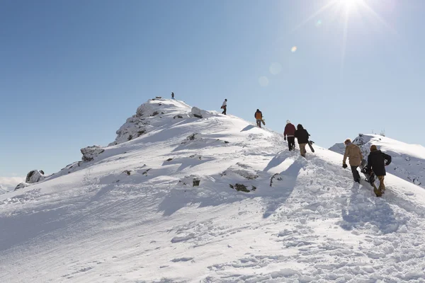 Lyžaři a snowboardisté túru na The Remarkables — Stock fotografie