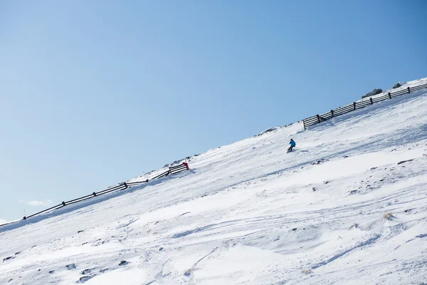 Lyžař lyže na čerstvý prachový sníh — Stock fotografie