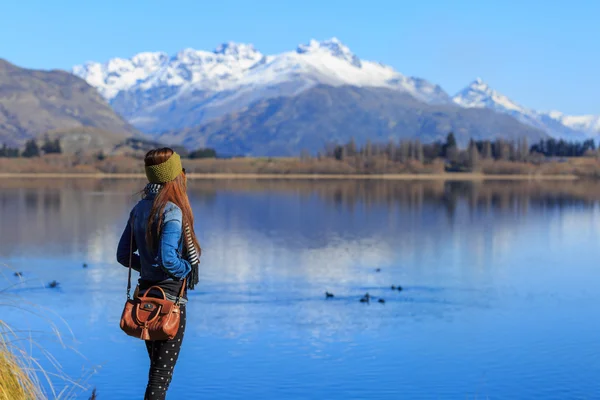 Jeune femme adulte profiter de la vue sur le lac — Photo