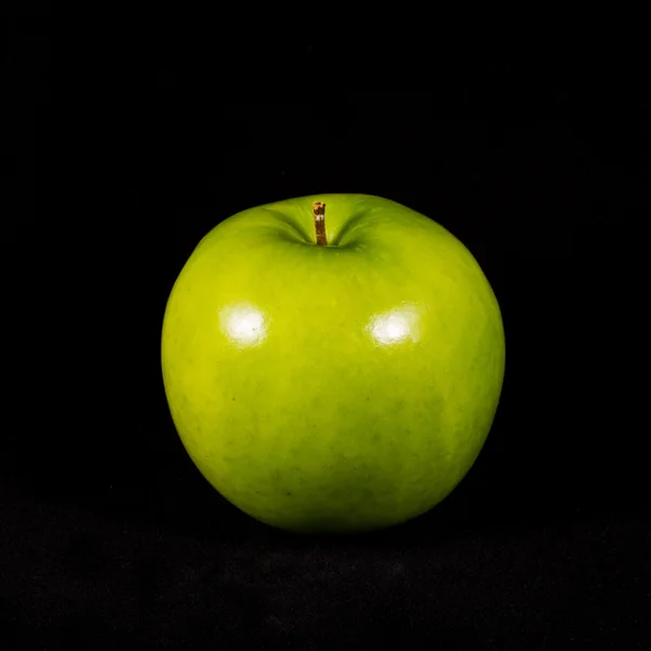 Groene appel op zwarte achtergrond — Stockfoto