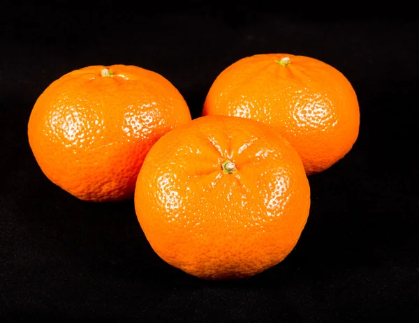 Mandarinen auf schwarzem Hintergrund — Stockfoto