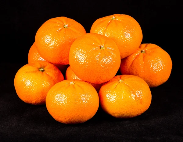 Mandarins em um fundo preto — Fotografia de Stock