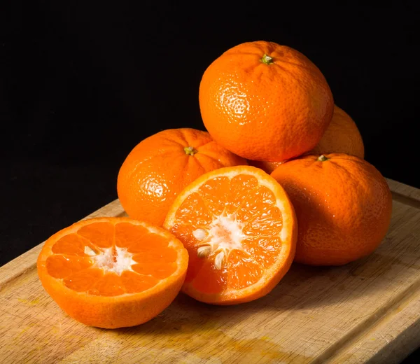 Mandarins em um fundo preto — Fotografia de Stock