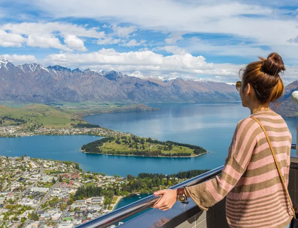 Jovem mulher adulta desfrutar de uma vista deslumbrante de Queenstown — Fotografia de Stock