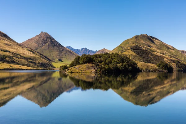 Berg spiegelt sich an einem ruhigen Tag im See — Stockfoto