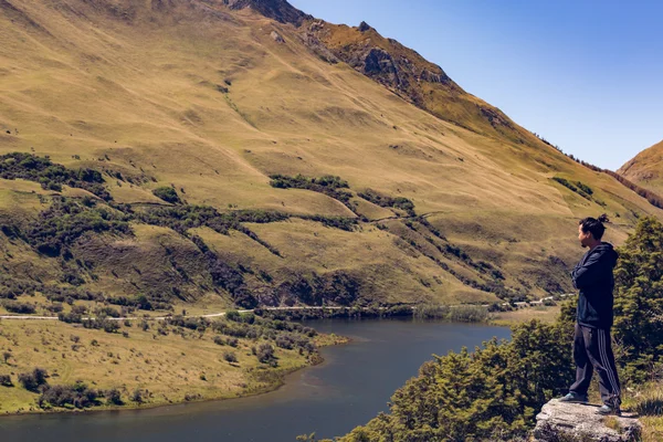 Giovane uomo adulto godere della vista sul lago — Foto Stock