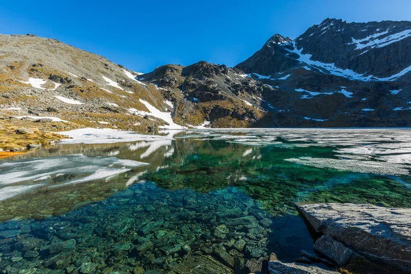 Glacial Lake op de top van de berg — Stockfoto