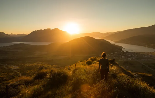 Silhouette donna al tramonto sulla montagna — Foto Stock