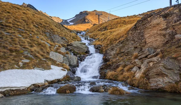 Hermosa cascada pequeña en la cima de la montaña — Foto de Stock