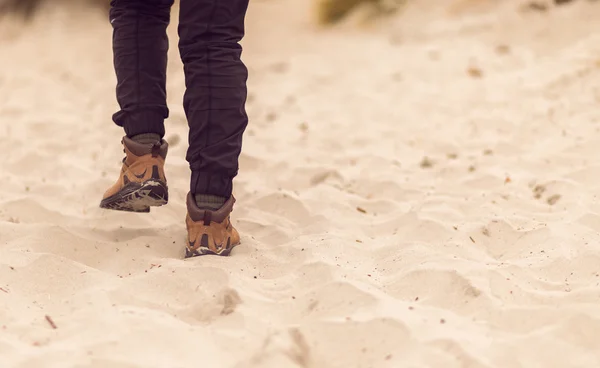 Hiker ben med tunga läderskor och svarta tights på desert — Stockfoto