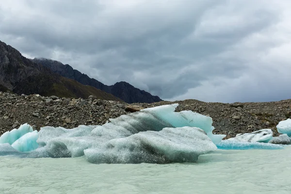 Drijvende ijsbergen in Tasman Glacier Lake — Stockfoto