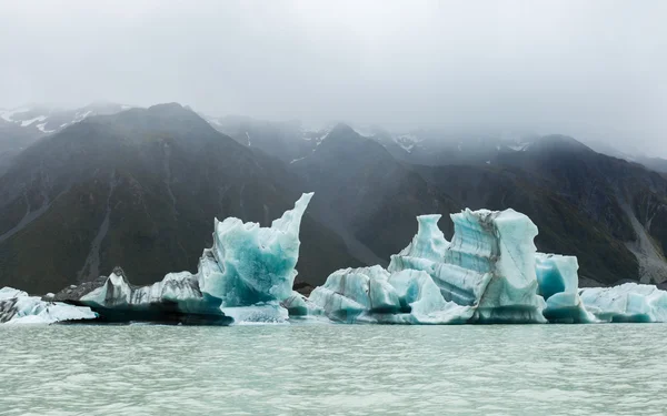 Iceberg galleggianti nel lago del ghiacciaio Tasman — Foto Stock