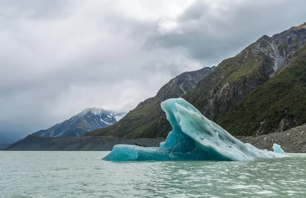 タスマン氷河湖の浮遊氷山 — ストック写真