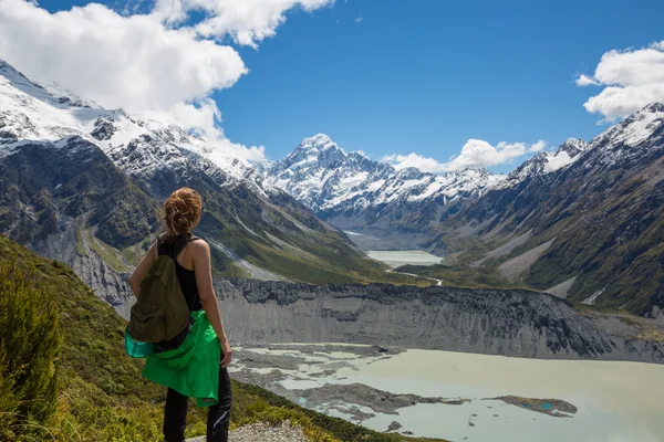 Femme voyageur avec sac à dos randonnée dans les montagnes — Photo