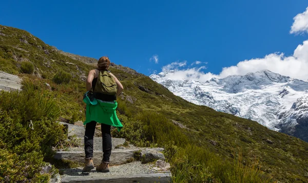 Femme voyageur avec sac à dos randonnée dans les montagnes — Photo