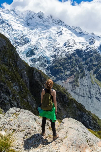 Femme voyageur avec sac à dos randonnée dans les montagnes — Photo
