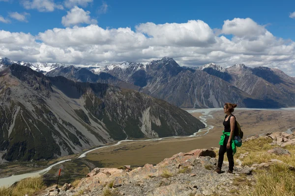 Femme voyageur avec sac à dos randonnée dans les montagnes — Photo