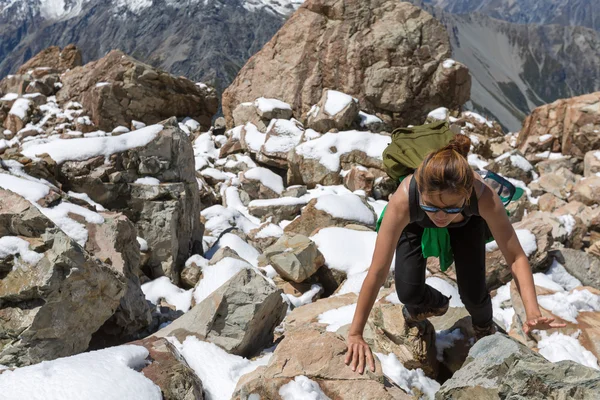 Woman Traveler with Backpack hiking in Mountains — Stock Photo, Image