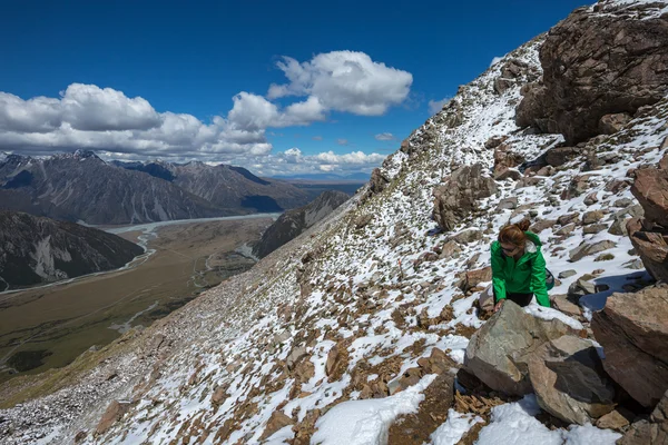 Žena cestovatele s batoh turistiku v horách — Stock fotografie