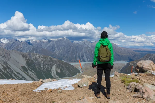 Viaggiatore donna con zaino in spalla escursioni in montagna — Foto Stock