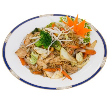 beyaz izole tavada kızartılmış yumurta noodle