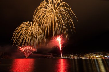 # Gökyüzünü ışık havai fişek