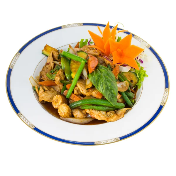 Fesleğen ve kırmızı biber ilave edin yavru beyaz izole