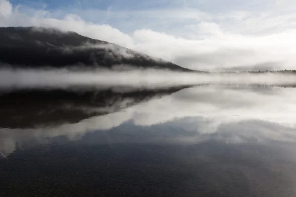 Reflectie op het meer in de ochtend — Stockfoto