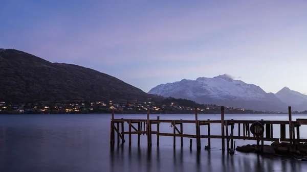 Cais de madeira em grande lago em Queenstown, Nova Zelândia — Fotografia de Stock