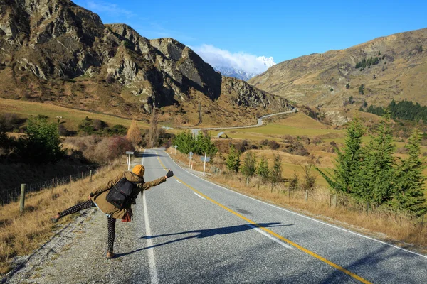 sırt çantası hitch hiking kadınla.
