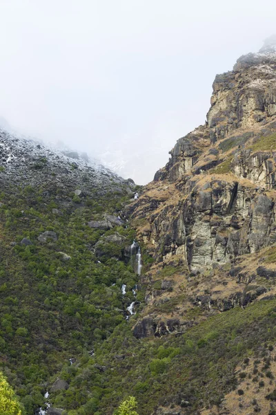 Paesaggio montano con cascata al centro — Foto Stock